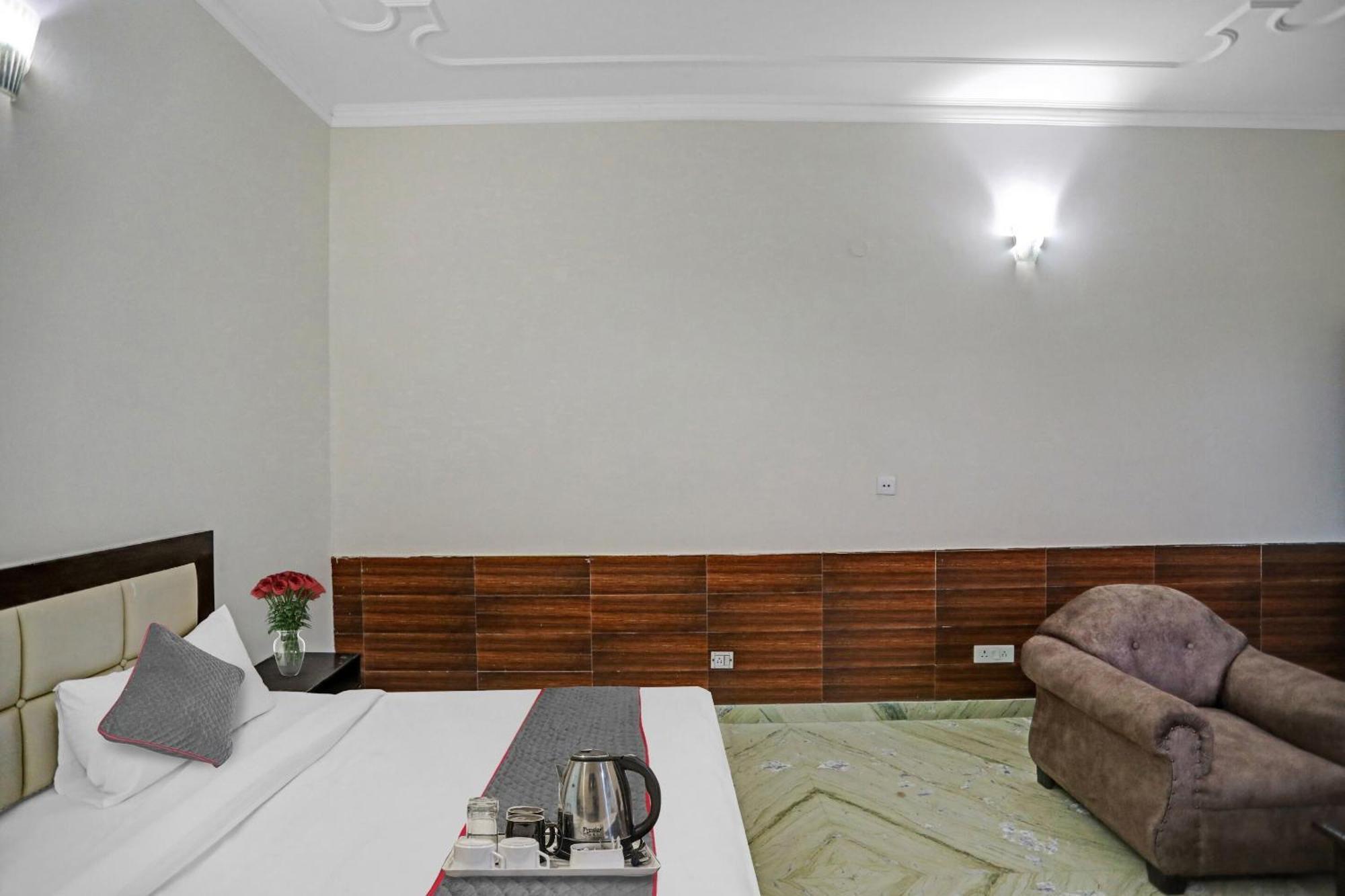 Hotel Townhouse The Premier View Near Iskcon Temple Noida Exteriér fotografie